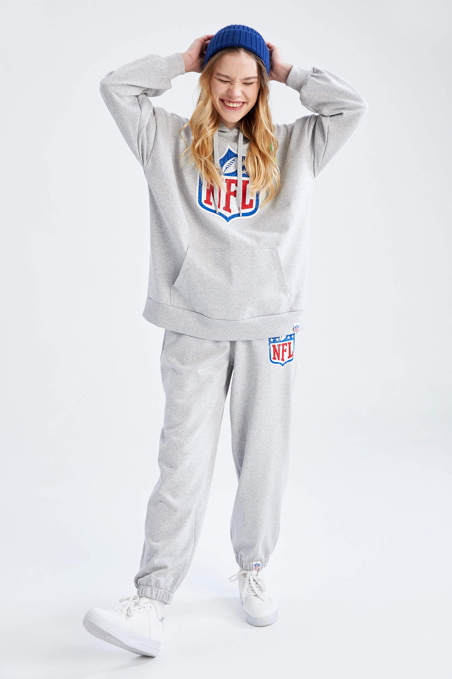 Grey WOMAN NFL Licensed Jogger Standard Fit Thick Sweatshirt Fabric Sweatpants 2431693 | DeFacto